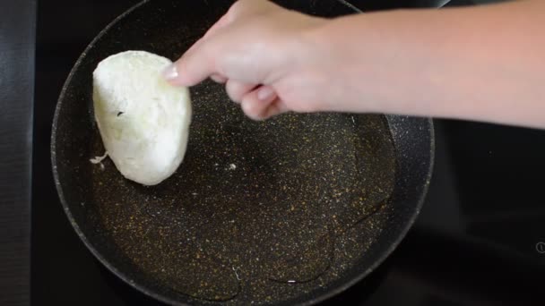 Pommes Zucchini Einer Pfanne Auf Einem Induktionsherd Kochen — Stockvideo