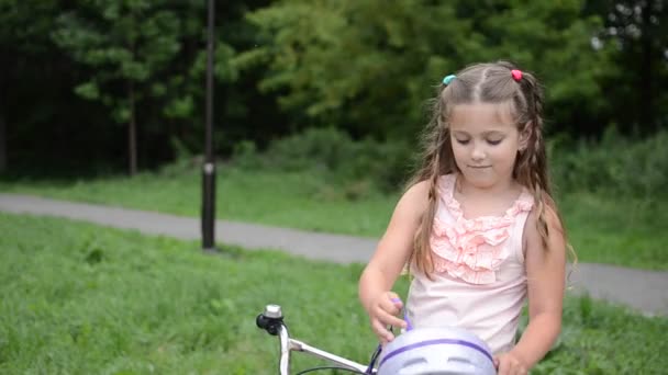 Liten Charmig Flicka Barn Sätter Cykel Hjälm För Cykling — Stockvideo