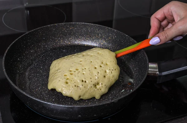 Masak Goreng Pancake Dalam Panci Pada Kompor Induksi — Stok Foto