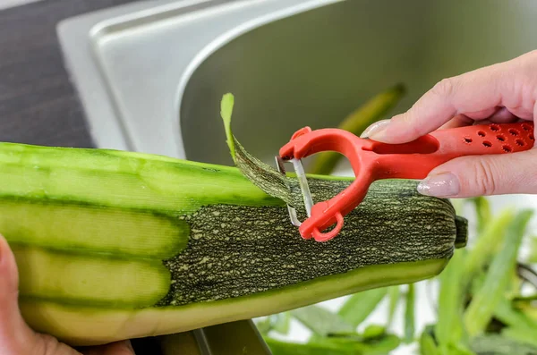 Cook Peels Large Zucchini Knife Peel — Stock Photo, Image