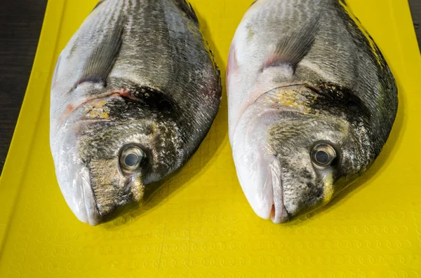 Dos Pescados Dorados Crudos Una Tabla Cortar —  Fotos de Stock