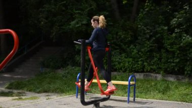 Genç kız stadyumdaki hava simülatörlerinde spor yapıyor.