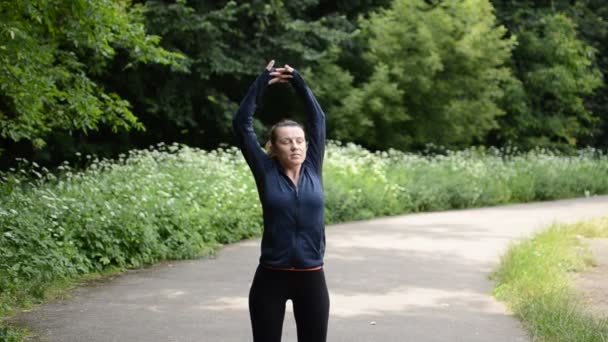 Giovane Ragazza Che Esercizi Stretching Nello Stadio — Video Stock