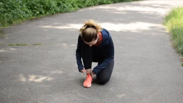 Ung Flicka Binda Snören Sneakers Medan Jogga Stadion — Stockvideo