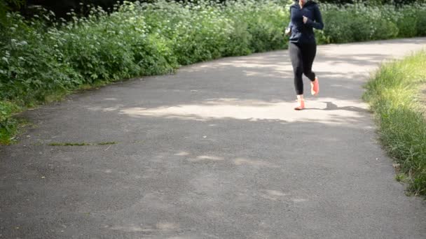 Ung Flicka Har Ben Smärta Medan Jogging — Stockvideo