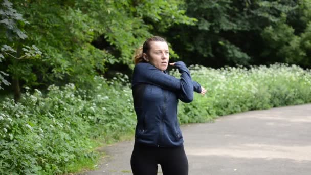 Gadis Muda Melakukan Latihan Peregangan Setelah Jogging — Stok Video