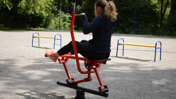 Junges Mädchen Treibt Sport Auf Outdoor Simulatoren Stadion — Stockvideo