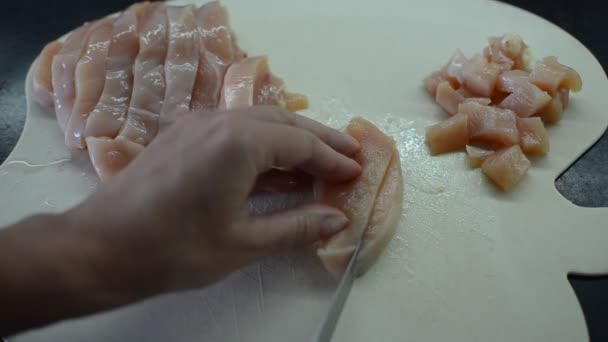厨师在切菜板上用刀切鸡胸肉 — 图库视频影像