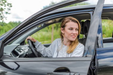 Siyah bir araba süren hoş bir kız.