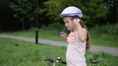 Küçük sevimli kız bisiklet kaskı takıyor.