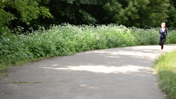 Giovane Ragazza Allacciatura Lacci Scarpe Ginnastica Mentre Jogging Nello Stadio — Video Stock