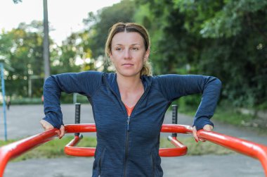 Stadyumdaki spor yapan genç kadınlar spor yapıyorlar.