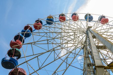 Eğlence parkında boş dönme dolap.