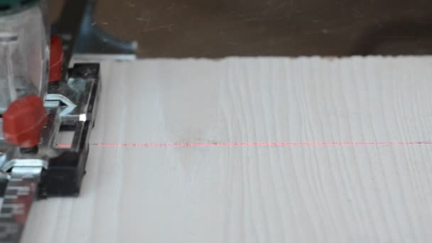 Der Meister Sägt Eine Holzplatte Mit Einer Manuellen Elektrischen Stichsäge — Stockvideo