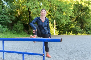 Stadyumdaki spor yapan genç kadınlar spor yapıyorlar.