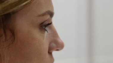 Görüş düzeltmesi için lens takan genç bir kadın