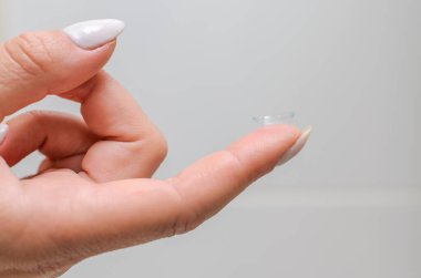 Görüş düzeltmesi için lens takan genç bir kadın