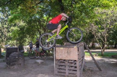 LVIV, UKRAINE - AĞUSTOS 2020: Sporcu bisikleti üzerindeki engelleri aşan bir spor bisikleti denemesi ile meşgul