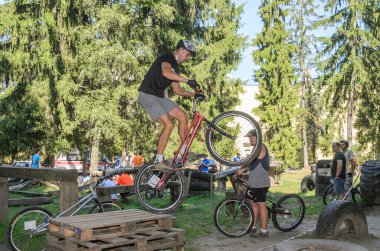 LVIV, UKRAINE - AĞUSTOS 2020: Sporcu bisikleti üzerindeki engelleri aşan bir spor bisikleti denemesi ile meşgul