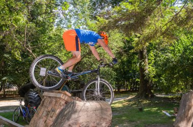 LVIV, UKRAINE - AĞUSTOS 2020: Sporcu bisikleti üzerindeki engelleri aşan bir spor bisikleti denemesi ile meşgul