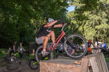 LVIV, UKRAINE - AĞUSTOS 2020: Sporcu bisikleti üzerindeki engelleri aşan bir spor bisikleti denemesi ile meşgul