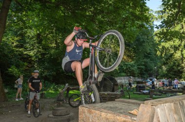 LVIV, UKRAINE - AĞUSTOS 2020: Sporcu bisikleti üzerindeki engelleri aşan bir spor bisikleti denemesi ile meşgul