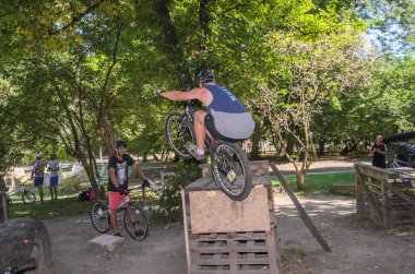 LVIV, UKRAINE - AĞUSTOS 2020: Sporcu bisikleti üzerindeki engelleri aşan bir spor bisikleti denemesi ile meşgul