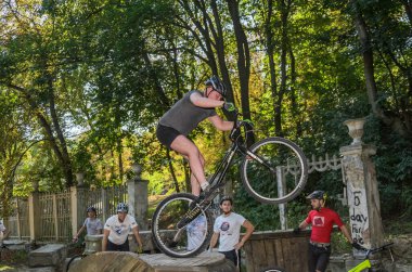 LVIV, UKRAINE - AĞUSTOS 2020: Sporcu bisikleti üzerindeki engelleri aşan bir spor bisikleti denemesi ile meşgul