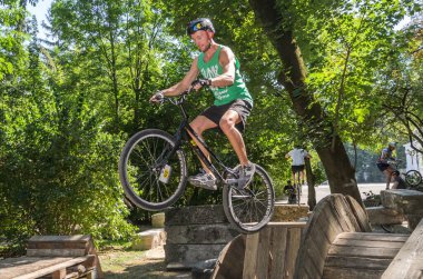 LVIV, UKRAINE - AĞUSTOS 2020: Sporcu bisikleti üzerindeki engelleri aşan bir spor bisikleti denemesi ile meşgul