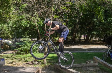 LVIV, UKRAINE - AĞUSTOS 2020: Sporcu bisikleti üzerindeki engelleri aşan bir spor bisikleti denemesi ile meşgul