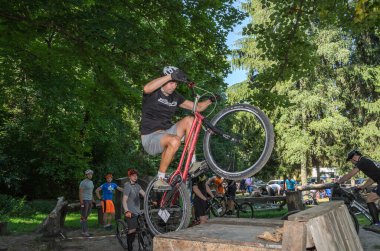 LVIV, UKRAINE - AĞUSTOS 2020: Sporcu bisikleti üzerindeki engelleri aşan bir spor bisikleti denemesi ile meşgul