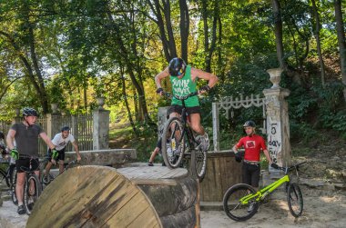 LVIV, UKRAINE - AĞUSTOS 2020: Sporcu bisikletiyle bisiklet yarışında engelleri aşıyor