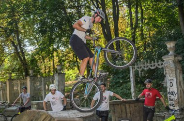 LVIV, UKRAINE - AĞUSTOS 2020: Sporcu bisikletiyle bisiklet yarışında engelleri aşıyor