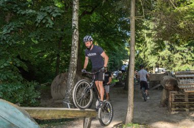 LVIV, UKRAINE - AĞUSTOS 2020: Sporcu bisikletiyle bisiklet yarışında engelleri aşıyor