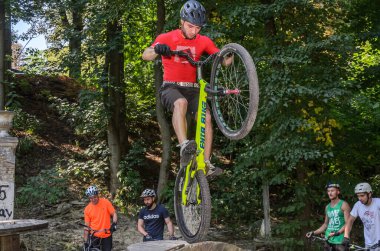 LVIV, UKRAINE - AĞUSTOS 2020: Sporcu bisikletiyle bisiklet yarışında engelleri aşıyor