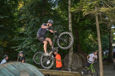 LVIV, UKRAINE - AĞUSTOS 2020: Sporcu bisikletiyle bisiklet yarışında engelleri aşıyor