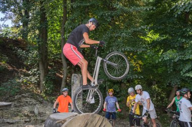 LVIV, UKRAINE - AĞUSTOS 2020: Sporcu bisikletiyle bisiklet yarışında engelleri aşıyor