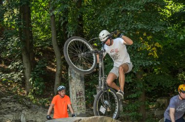 LVIV, UKRAINE - AĞUSTOS 2020: Sporcu bisikletiyle bisiklet yarışında engelleri aşıyor