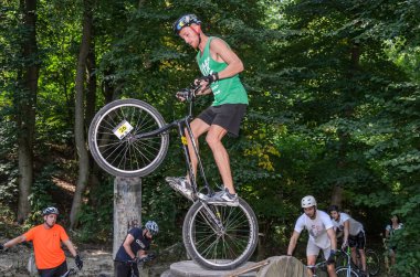 LVIV, UKRAINE - AĞUSTOS 2020: Sporcu bisikletiyle bisiklet yarışında engelleri aşıyor