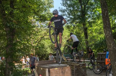 LVIV, UKRAINE - AĞUSTOS 2020: Sporcu bisikletiyle bisiklet yarışında engelleri aşıyor