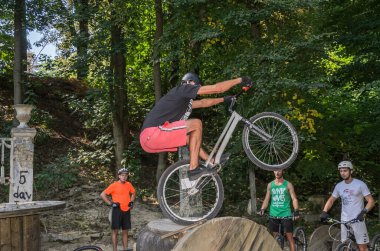 LVIV, UKRAINE - AĞUSTOS 2020: Sporcu bisikletiyle bisiklet yarışında engelleri aşıyor