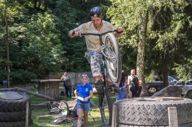 LVIV, UKRAINE - AĞUSTOS 2020: Sporcu bisikletiyle bisiklet yarışında engelleri aşıyor