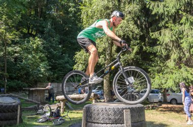 LVIV, UKRAINE - AĞUSTOS 2020: Sporcu bisikletiyle bisiklet yarışında engelleri aşıyor