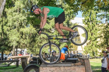 LVIV, UKRAINE - AĞUSTOS 2020: Sporcu bisikletiyle bisiklet yarışında engelleri aşıyor