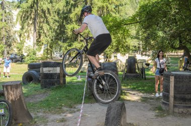 LVIV, UKRAINE - AĞUSTOS 2020: Sporcu bisikletiyle bisiklet yarışında engelleri aşıyor