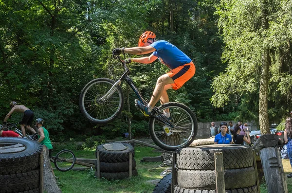 Lviv Ukraine August 2020 Der Athlet Absolviert Ein Sportfahrrad Trial — Stockfoto