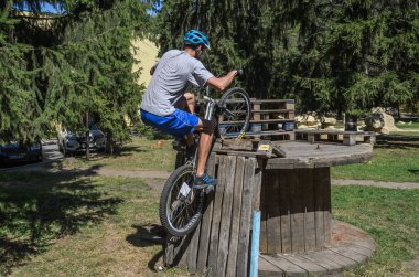 LVIV, UKRAINE - AĞUSTOS 2020: Sporcu bisikletiyle bisiklet yarışında engelleri aşıyor