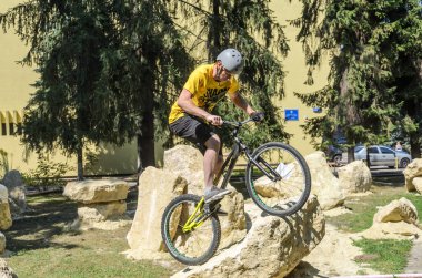 LVIV, UKRAINE - AĞUSTOS 2020: Sporcu bisikletiyle bisiklet yarışında engelleri aşıyor