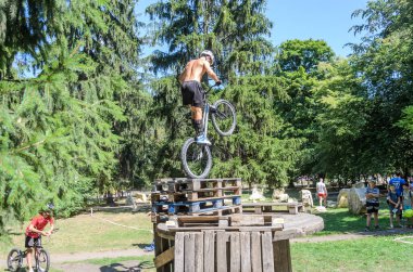 LVIV, UKRAINE - AĞUSTOS 2020: Sporcu bisikletiyle bisiklet yarışında engelleri aşıyor