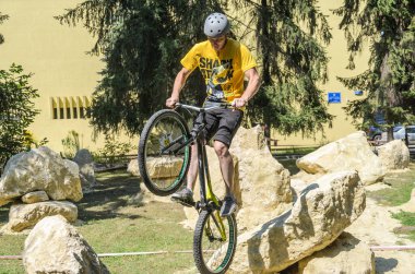 LVIV, UKRAINE - AĞUSTOS 2020: Sporcu bisikletiyle bisiklet yarışında engelleri aşıyor